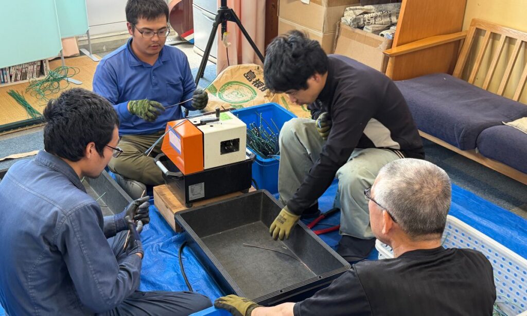 ACC松江で米袋エコバッグの制作に取り組む利用者の方々