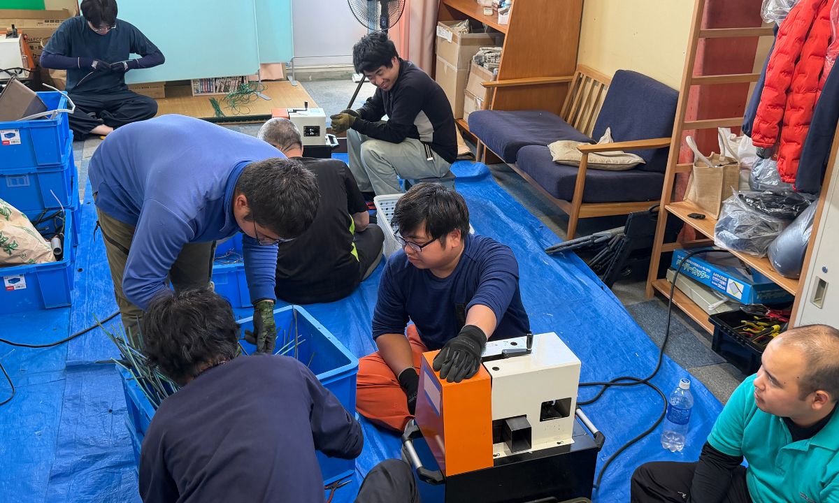 電線の分別作業