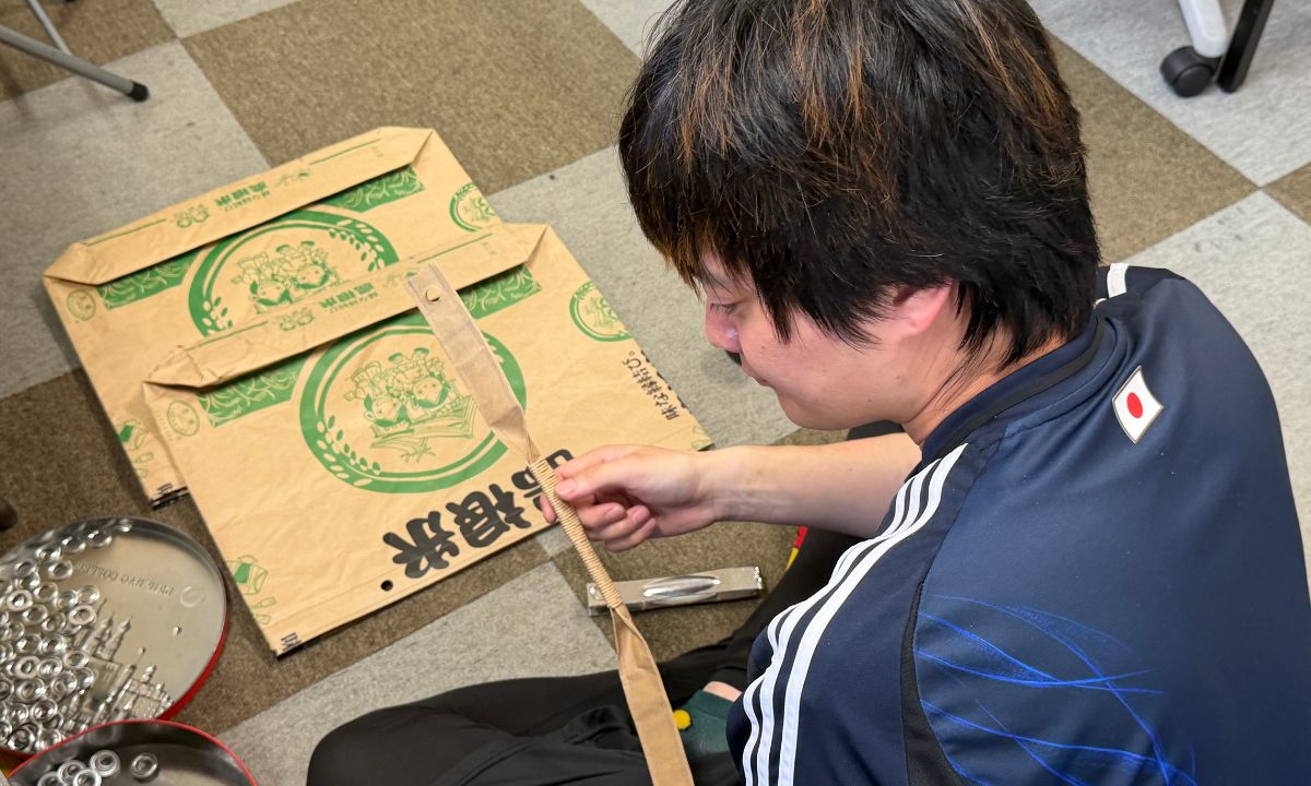 エコバックを作る男性