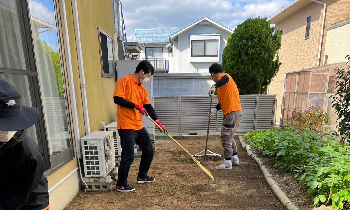 庭の草取り作業